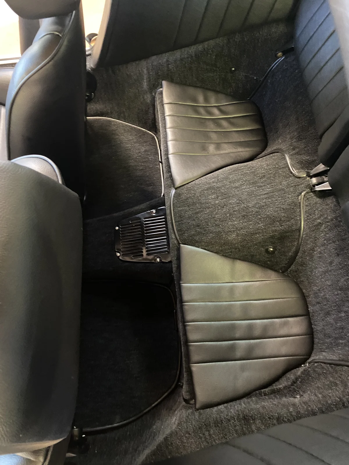 Porsche 911 rear seats in black leather with anthracite grey carpet