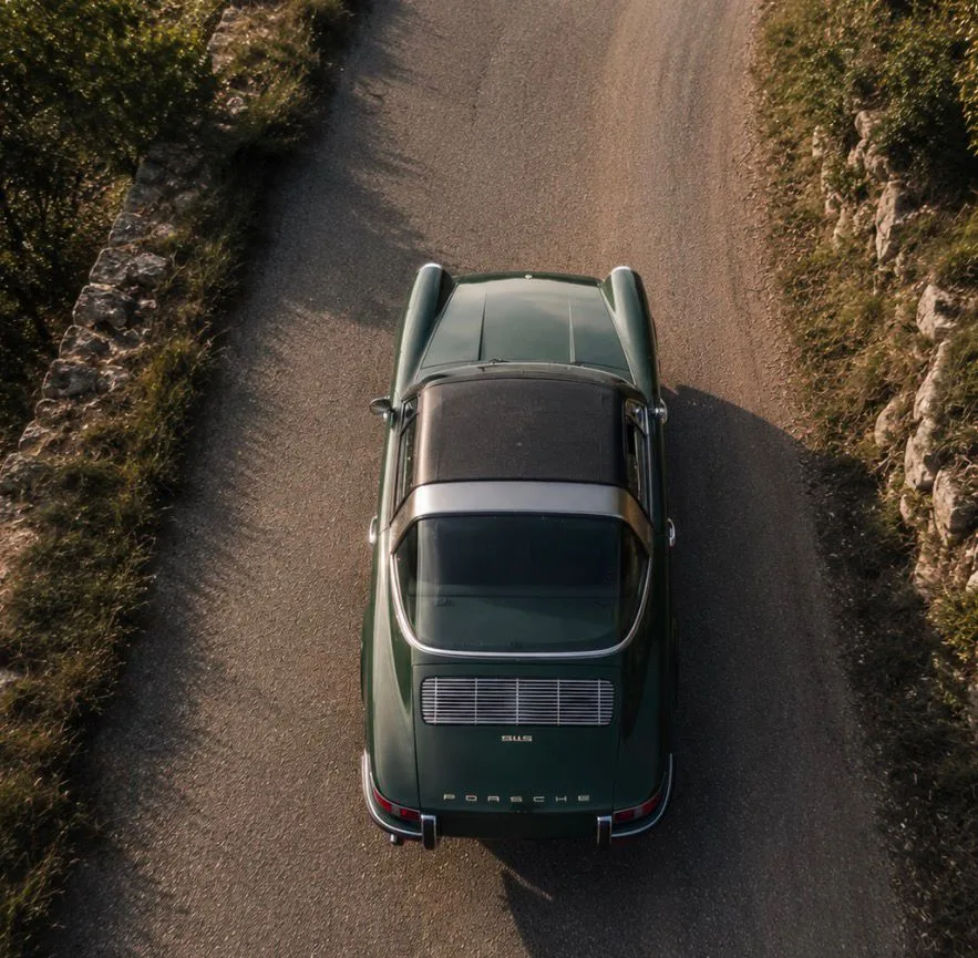 Green Porsche 911 Targa with original Targa roof, aerial zenithal viewPorsche 911 Targa verde con tetto Targa originale, vista aerea zenitale